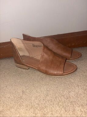 NEVER WORN IN BOX BEAST FASHION Tan Open-Toe Slingback Sandals